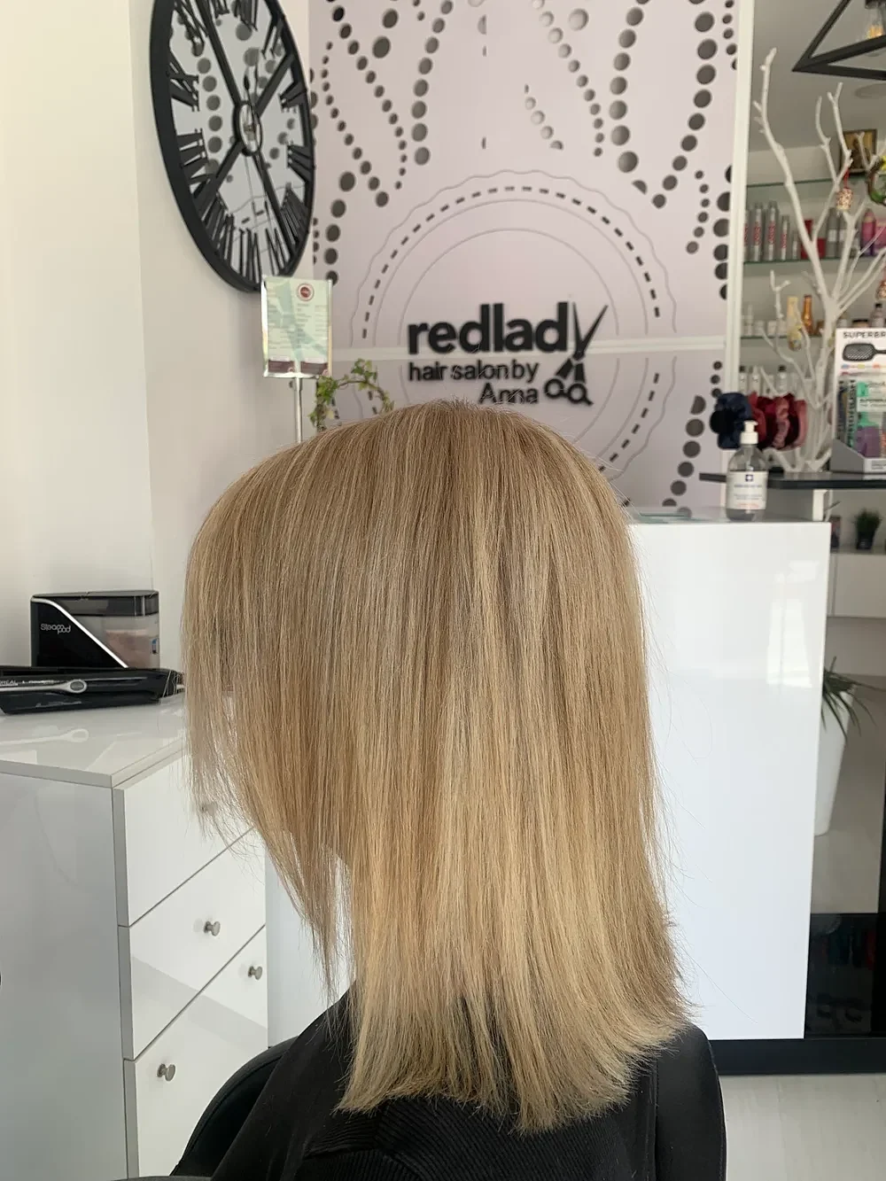 A client with fresh blonde colour inside the RedLady salon
